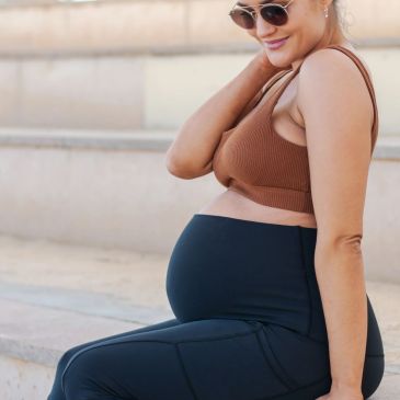 pregnant woman wearing crop top and maternity leggings