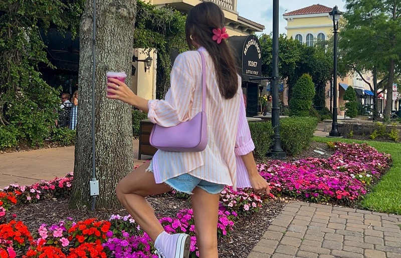 girl dressed casual with a purple bag